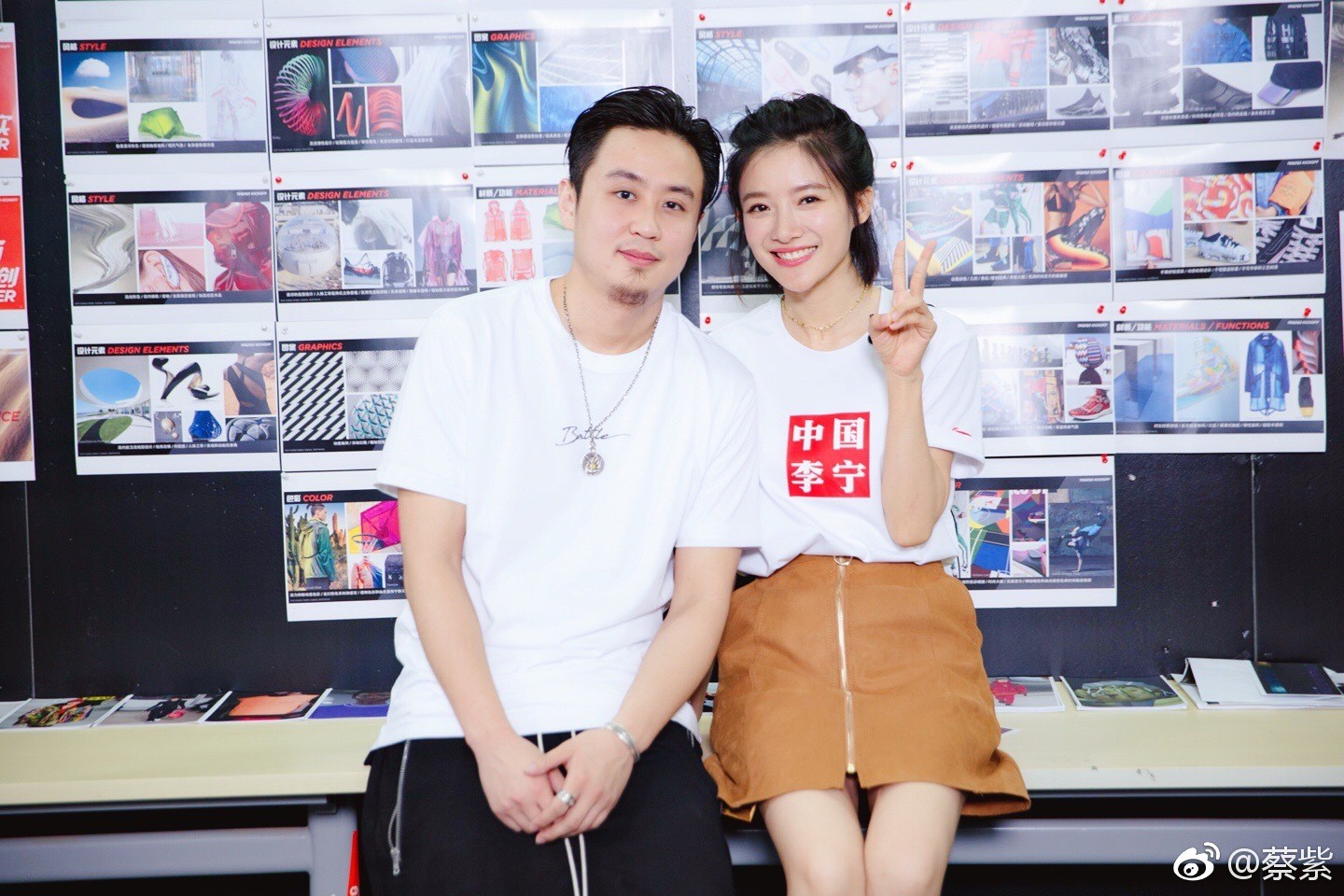 主持风尚优雅绽放 镜头下的魅力定格 蔡紫手握流程卡片认真备稿,神态专注,侧影在舞台背景前显得格外娴静专业